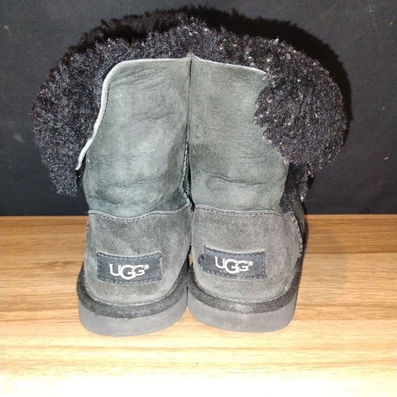 UGG Bailey Button 2 Girls Size 2 Black Suede Boots - Picture 3 of 5